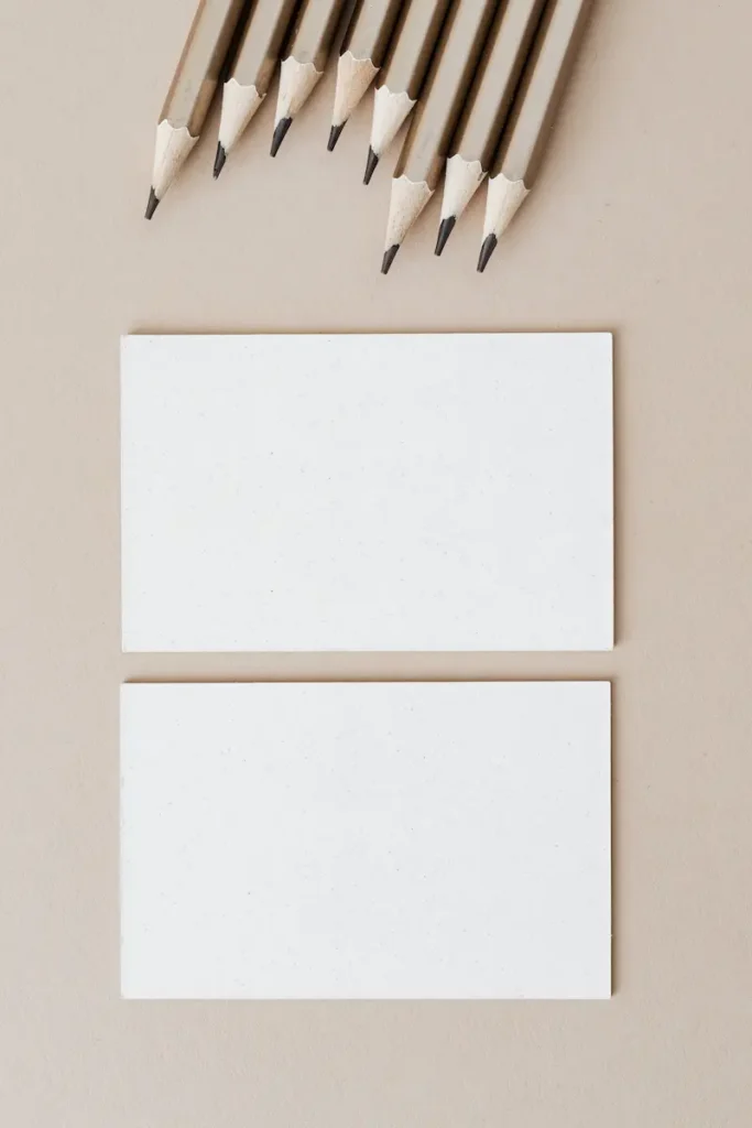 Crayon papier sur fond beige et bloc papier