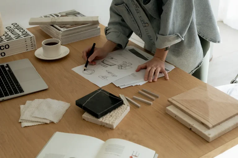 Indépendant travaillant sur des plans d’architecture