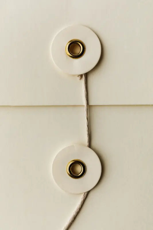 Mockup d’enveloppe minimaliste beige