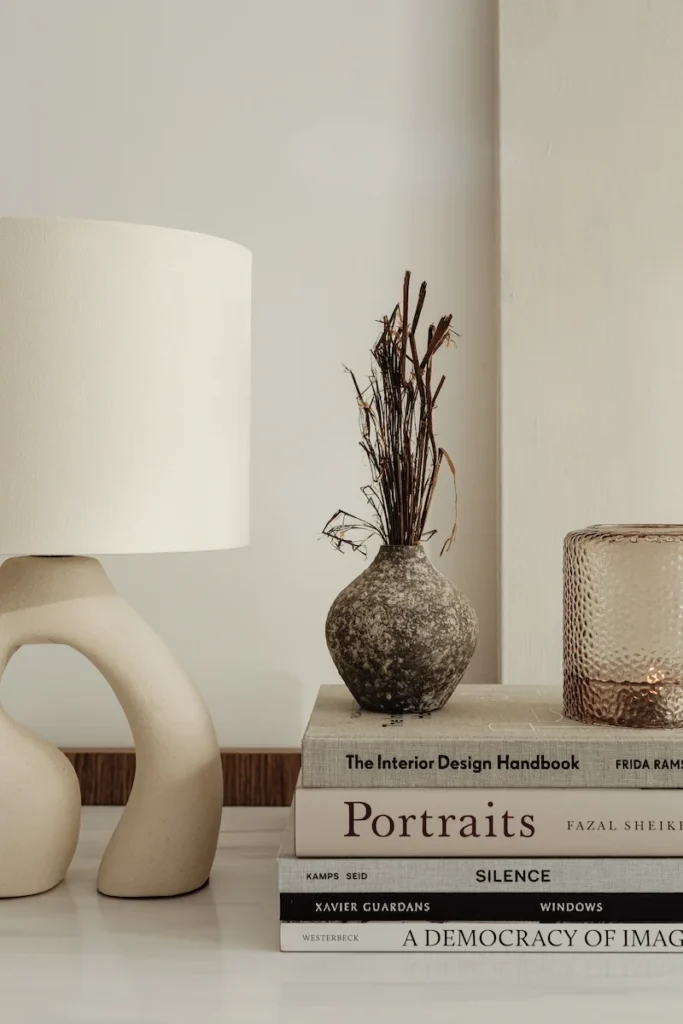 lampe en céramique posé sur sur commode en pierre