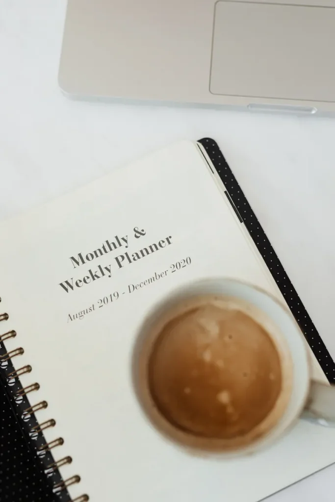 Organisateur de bureau posé sur un bureau blanc avec une tasse à café et un ordinateur