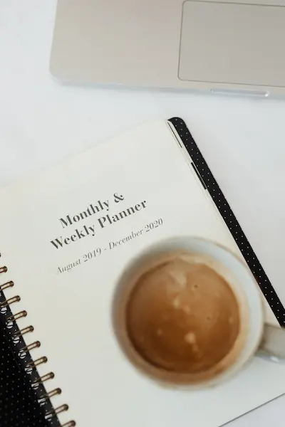 Organisateur de bureau posé sur un bureau blanc avec une tasse à café et un ordinateur