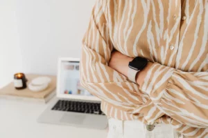 Femme entrepreneure debout devant un bureau avec un ordinateur